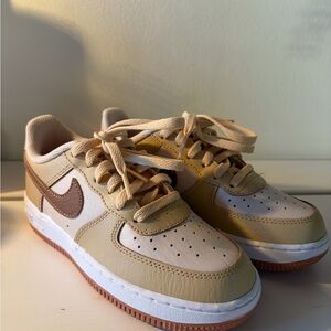 Nike Kids Air Force One’s in Beige and Brown 🪩♻️